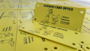 Identificação para fibra óptica, amarela, seis furos - Placas Mundi